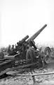 Mrs 18 en position de batterie statique. À noter le rail permettant de faire pivoter l'arme à 360°. (Bodo, Norvège, 23 septembre 1943)
