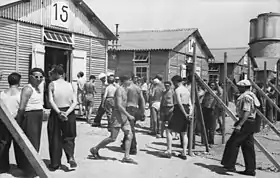 Bundesarchiv Bild 101I-250-0939-04A, Beaune-la-Rolande, Gefangene im Lager, Baracken.jpg