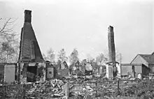 Maison en ruine. Il ne reste que quelques morceaux de mur.