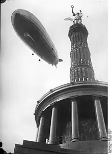 Le Graf Zeppelin vole au dessus de la colonne de la victoire, à Berlin, 1928.