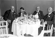 De gauche à droite : le président de la Conférence, le directeur général de Siemens Dr Ing Köttgen, Mme Exzellenz von Miller, le président d'honneur Exzellenz von Miller, fondateur du Deutsches Museum à Munich, le vice-président exécutif  Dr Tissot.