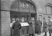 Policiers à Berlin, en 1932, devant les locaux du quotidien Der Angriff.