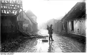 Étricourt, rue de l'Église, sous l'occupation allemande en 1916.
