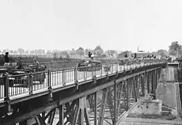 La 4e division blindée allemande franchissant le canal Albert le 11 mai sur le pont de Veldwezelt pris intact.