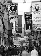 La Hainstraße (Leipzig) (de) avec une pub pour le cabaret, 1967. Photo : Heinz Koch