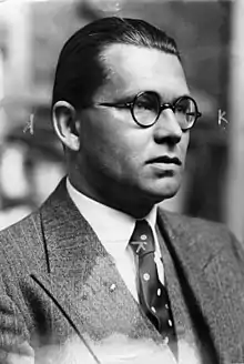 photographie en noir et blanc de Philipp Bouhler en costume civil