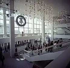 L'entrée principale avec l'emblème des armoiries de la RDA en 1976.