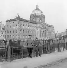 Le château de Berlin, en ruine, après les bombardement de 1944.