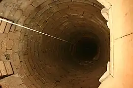 Grand puits entièrement maçonné, vue de dessus