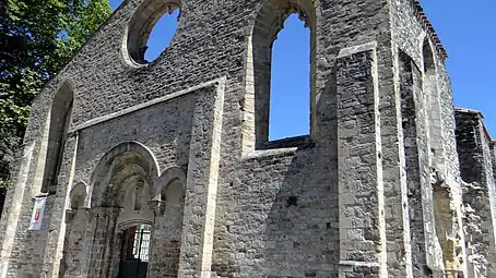 Vestige de la façade de l'ancienne collégiale Saint-Pierre