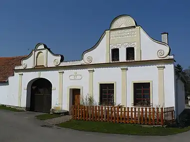 Bel exemple d'architecture inspirée du baroque (dite Selské baroko), construit en 1847.