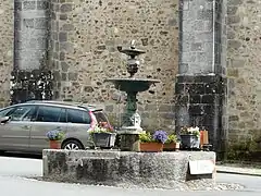 Fontaine dans le bourg.