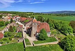 L'église sur son promontoire.