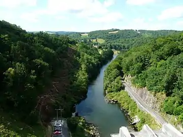 La Cère juste en aval du barrage.