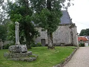 Le calvaire situé au nord de la chapelle.