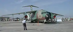Un avion de transport tactique Kawasaki C-1 au sol.