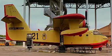 vue de profil d'un canadair au sol (en exposition).
