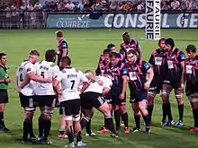 Équipes du Stade français et de Brive se préparant pour une mêlée