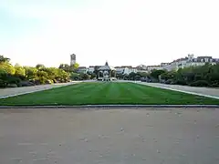 Vue vers le nord avec le clocher de la cathédrale Saint-Apollinaire.