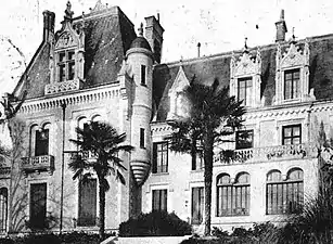 Photographie en noir et blanc d'un château et de son parc.