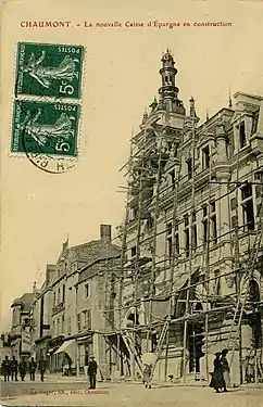 Échafaudage sur la façade principale, lors de la construction.