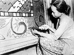 Motifs touffetés sur un tapis en Indonésie.