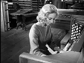 Mary est une organiste professionnelle, travaillant dans les églises.