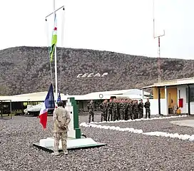 Des légionnaires français et un marin de l'US Navy au lever des couleurs, septembre 2010.