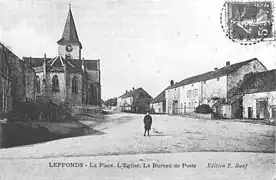 La place, l'église et le bureau de poste en 1914.