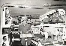 Intérieur de l'ambulance avec deux civières rabattues