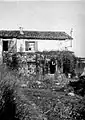Le cabanon de René Char à Céreste et le village, en 1941