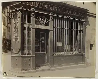 Grille du cabaret "A l'ami Jean", 8 rue Thouin (photographie d'Eugène Atget vers 1900).