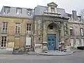 Hôtel de Magny, façade du bâtiment et entrée monumentale vues de l'Ouest.