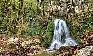Cascade au bas de la grotte de la Ferme des Îles.