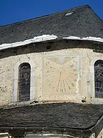 Cadran solaire au chevet de l'église de Balagué. Sur le haut du cadran est représenté un ange avec la date de 1862.