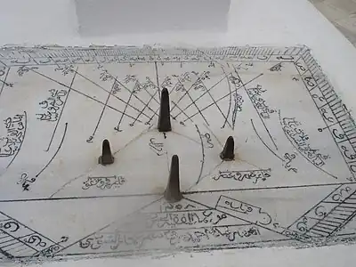 Cadran solaire dans la cour de la Grande Mosquée de Kairouan.