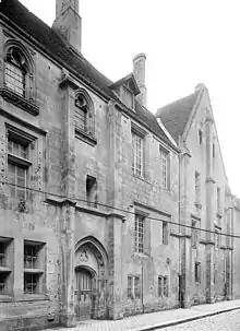 Photo noir et blanc d'une façade du XVe siècle.