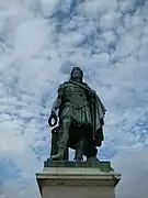 La statue vue en contre-plongée.