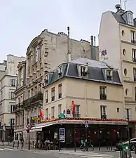 No 1 : café-tabac formant l'angle avec le no 111 rue d'Assas (précédemment « rue de l'Ouest »).