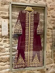 Caftan Ntaa en broderie de fils d'or. Il a été porté à l'origine lors d'un événement MIMOUNA au début du 20e siècle. (Musée Bayt Al Dakira)