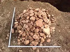 De grands galets tirés de terre.