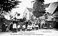 Calan ː la procession un jour de confirmation à la sortie de l'église au début du XXe siècle (carte postale).