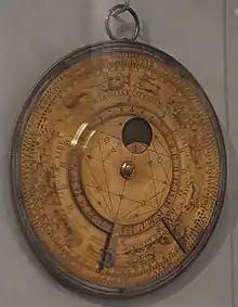 Photo d'un calendrier circulaire avec de nombreux dessins.