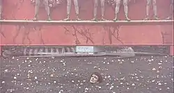 En haut, la mise à mort du préfet Macron (Guido Mannari), enterré jusqu'au cou dans l'arène et bientôt décapité par la faux mécanique. En bas, Longin le centurion (John Steiner).