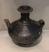 Verseuse (kendi), fin XIIe – XIVe&nbsp;siècle, grès à couverte noire. Musée des civilisations asiatiques (Singapour)