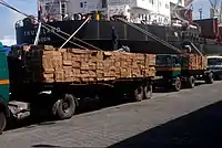 Le débarquement de poisson au port de Douala.