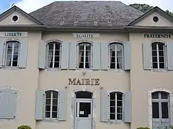Photographie en couleurs d'une mairie (bâtiment administratif) à Campan, en France.