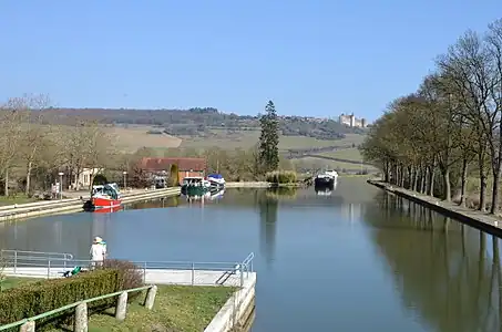 Vue depuis le canal de Bourgogne