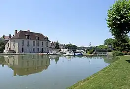 Le canal de Briare devant la capitainerie de Briare.