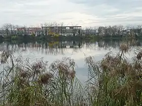 Photographie montrant le canal de Jonage et le centre commercial du Carré de soie